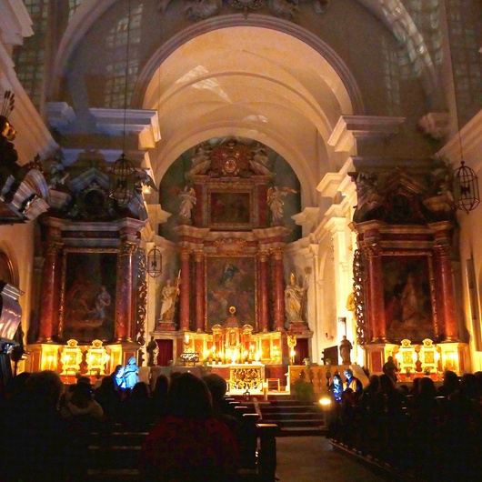 Blick von hinten vom Kirchenschiff zum Altarraum.
