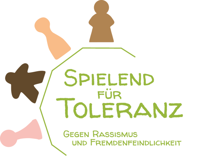 Das Bild zeigt vier verschiedene Spielfiguren in unterschiedlichen Farben und Formen, die in einem achteckigen grünen Rahmen angeordnet sind. Im Zentrum steht in grüner Schrift "Spielend für Toleranz" und darunter "Gegen Rassismus und Fremdenfeindlichkeit".