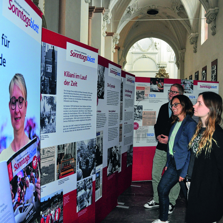 Während der Kiliani-Wallfahrtswoche stand die Ausstellung zur Geschichte des Würzburgerkatholischen Sonntagsblatts und zu weiteren Themen aus den vergangenen 175 Jahren im Dom.
