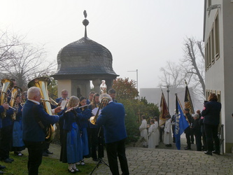 Blick auf die Menschen vor dem Kriegerdenkmal in Rieden.