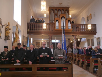 Blick vom Altarraum zur voll besetzten Kirche. Man sieht auch das Orgelgehäuse.