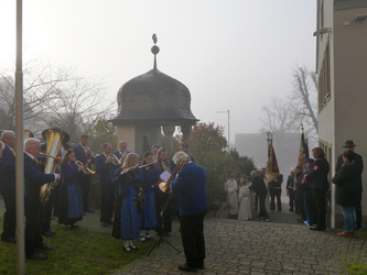 Die Musikkapelle spielt am Kriegerdenkmal.