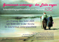 Das Einladungsplakat enthält alle notwendigen Infos. Das Foto zeigt ein älteres Ehepaar von hinten, das an einem Strand spazieren geht.
