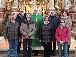 Ein Gruppenbild auf den Altarstufen der Pfarrkirche in Gramschatz.