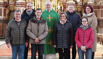 Ein Gruppenbild auf den Altarstufen der Pfarrkirche in Gramschatz.