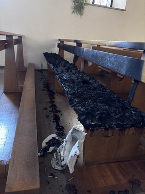 Brandstiftung Pfarrkirche St. Margareta - verbrannte Sitzbank in der Marienkapelle